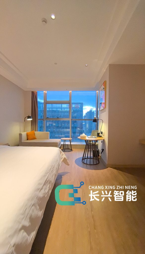 长兴智能酒店智能客控系统-打开窗帘城市街景