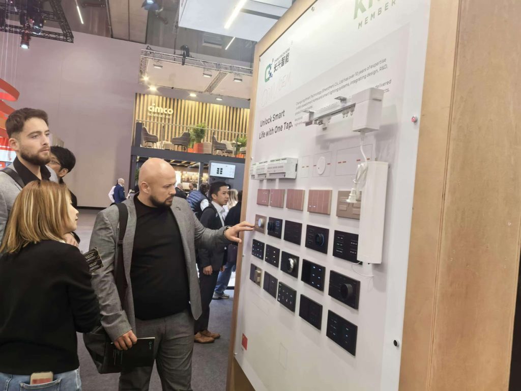 长兴智能携KNX产品亮相法兰克福国际灯光展-从业人员表现出极大的兴趣2Expanding-into-Europe!-Changxing-Smart's-KNX-Switches-Shine-at-Frankfurt-Trade-Fair,-Drawing-Global-Business-Attention!