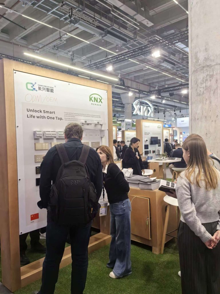 长兴智能携KNX产品亮相法兰克福国际灯光展-耐心的介绍产品1Expanding-into-Europe!-Changxing-Smart's-KNX-Switches-Shine-at-Frankfurt-Trade-Fair,-Drawing-Global-Business-Attention!